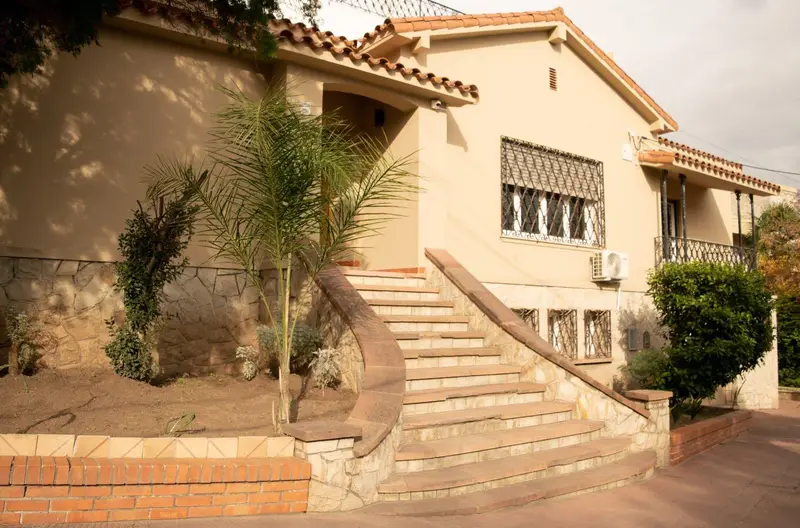 Escalinata y fachada de La Casona del Monumento