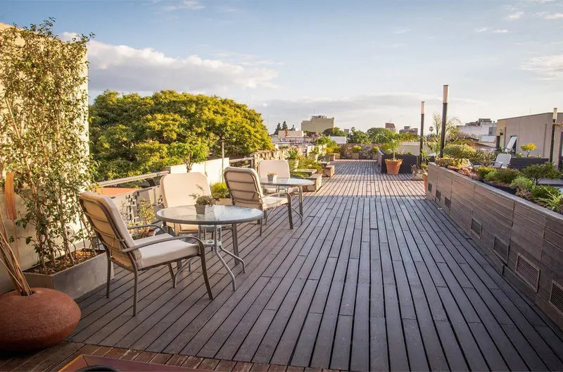 Terraza con solarium de Hotel Inkai